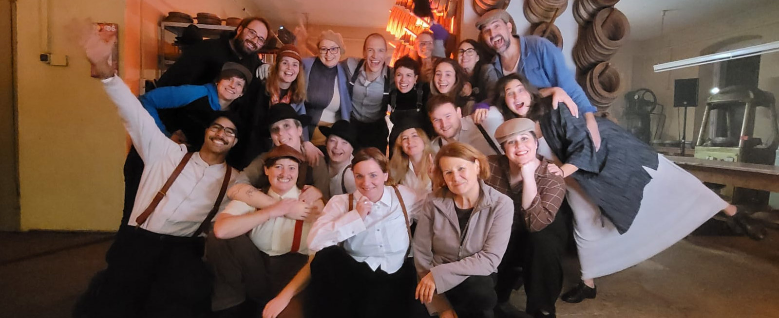 Das Gruppenbild von des Ensembles ist während der Finissage von Babylon Augsburg entstanden. Die Schauspielerinnen tragen ihre Kostüme.