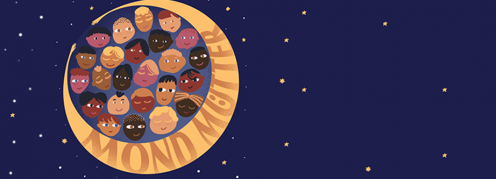 Das Bild zeigt einen nachtblauen Himmel mit ein paar Sternen. Im Vordergrund ist groß ein Mond zu sehen, der nach links geöffnet ist. Die Spitzen des Mondes laufen zu Händen aus. Im Innern des Mondes sind diverse Köpfe zu sehen, die vom Mond umarmt werden. Der Mond trägt die Aufschrift Mondmütter.