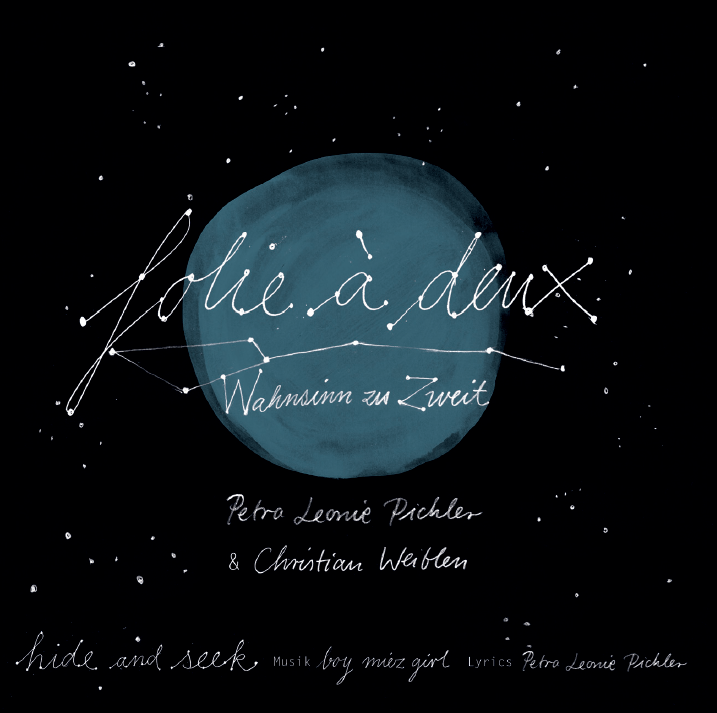 Auf der Illustration ist ein sanfter, weißer Schriftzug "folie à deux - Wahnsinn zu Zweit" vor einem blauen Punkt mit Sternenhimmel.