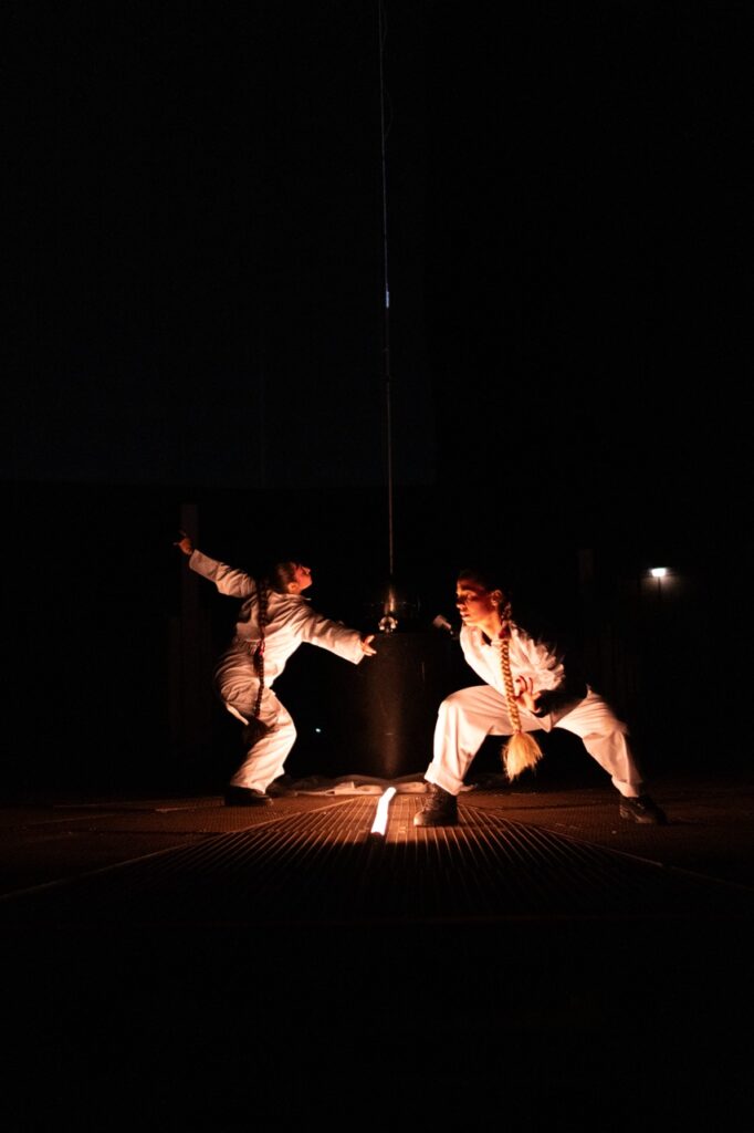 Die Performerinnen Christiane Kuck und Vroni Drescher während eines Tanzes im Rahmen der Performance ORPHEO.