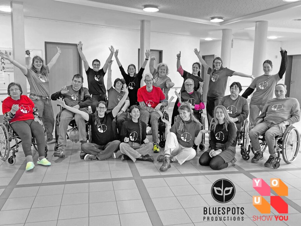 Das Foto zeigt alle Beteiligten des Projekts YOU-SHOW-YOU. Alle tragen passend zum Thema Zeit T-Shirts mit aufgedruckten Uhren.