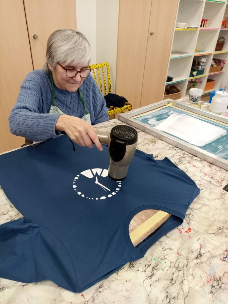 Christine Jess und Karin Lachenmair drucken gemeinsam T-Shirts für das Theaterstück YOU-SHOW-YOU