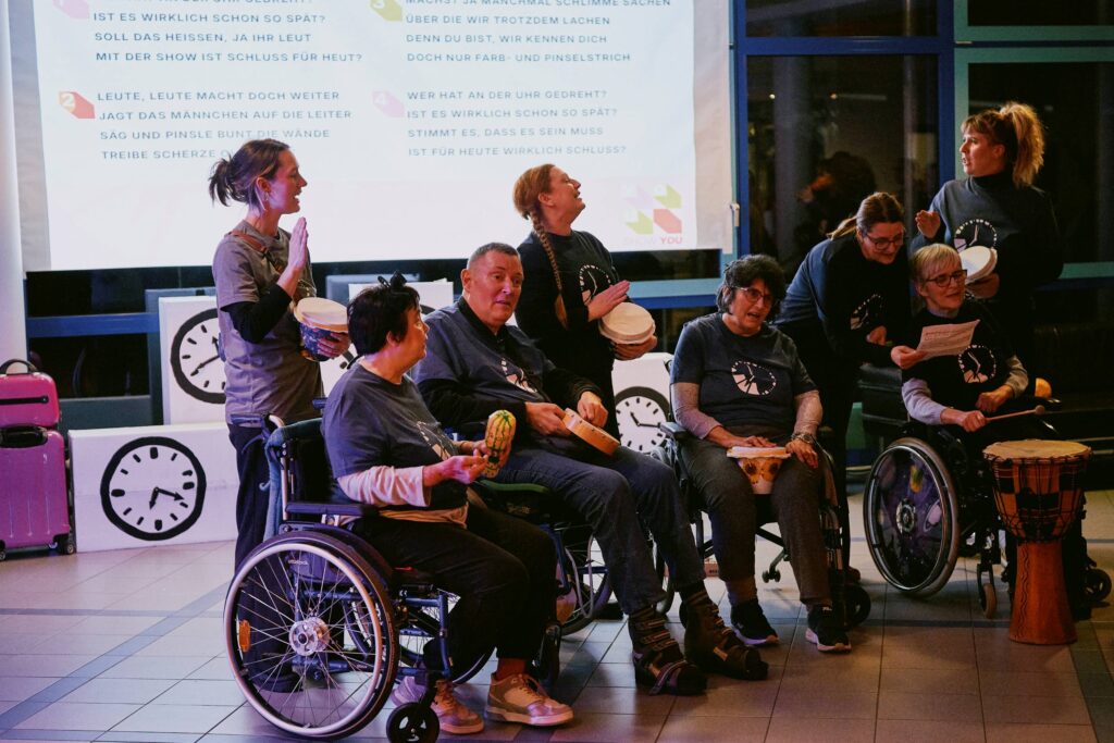 Ein Teil des Teams beim Musizieren an der Station Wer hat an der Uhr gedreht.