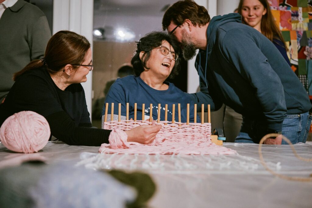 Die Schauspieler*innen Evi Schuster und Elvira Besirevic während der Station Zeit für Muse.