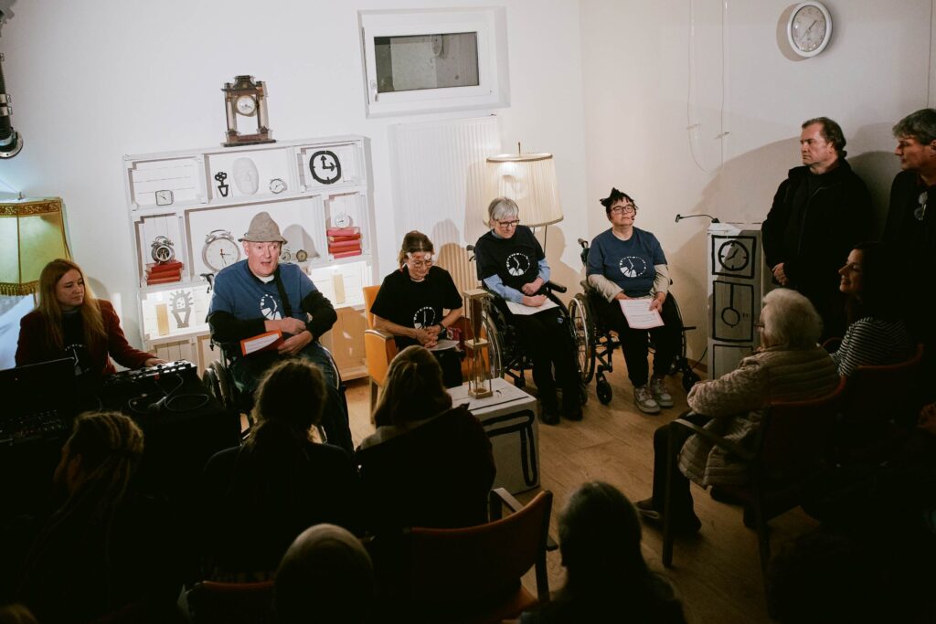 Die Sängerin Helene Schönfeld mit den Schauspieler*innen Ralf Andersson, Ina Wörle, Karin Lachenmair und Petra Coglu währen der Szene Lese-Zeit in der Bibliothek des Nachsorge Zentrum Augsburg.